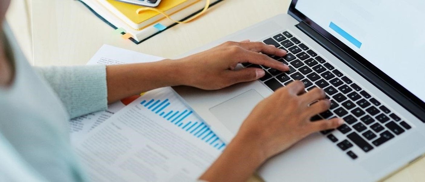 Steps for writing a research paper displayed on cards