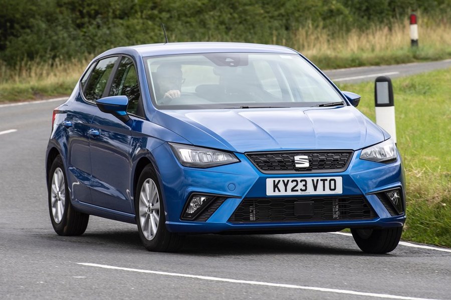 Vista frontal de un SEAT Ibiza curveando en una carretera.