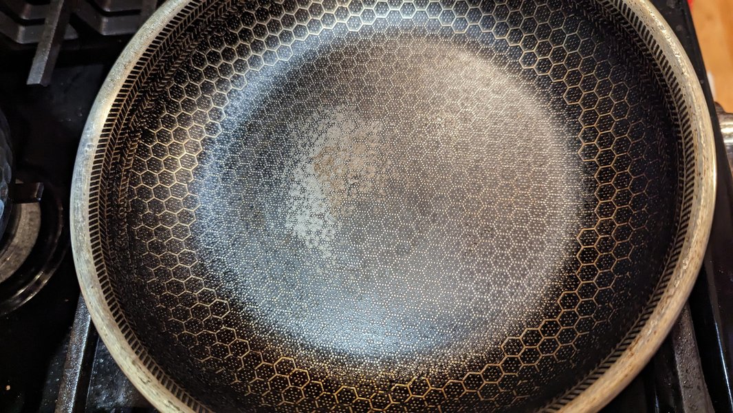 Beschadigde antikleeflaag op een pan