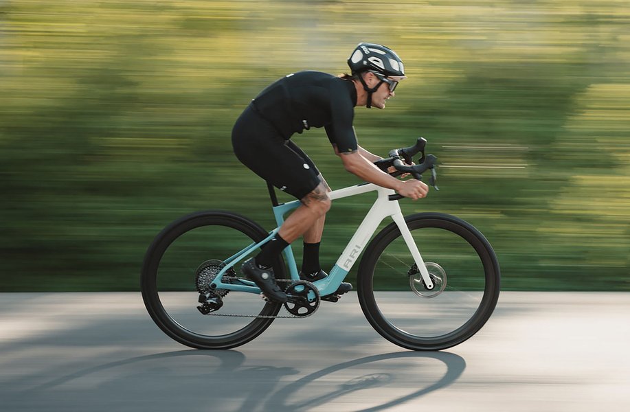 Ein E-Rennrad in Aktion auf einer kurvigen Straße.