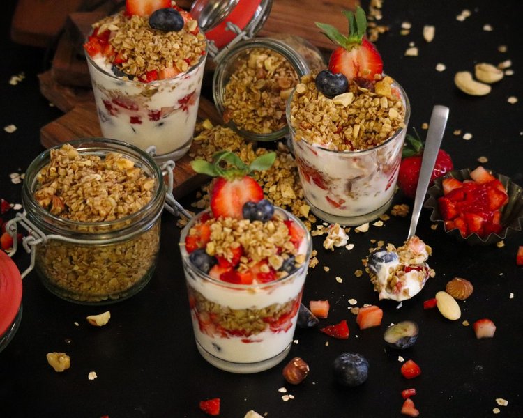 Joghurt mit Granola und Früchten