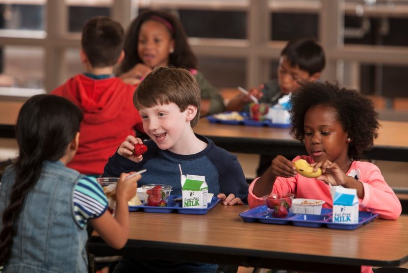 students eating breakfast