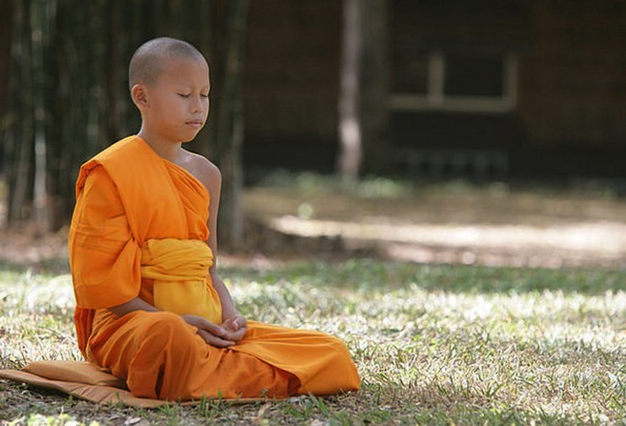Bhikkhu bermeditasi di alam terbuka