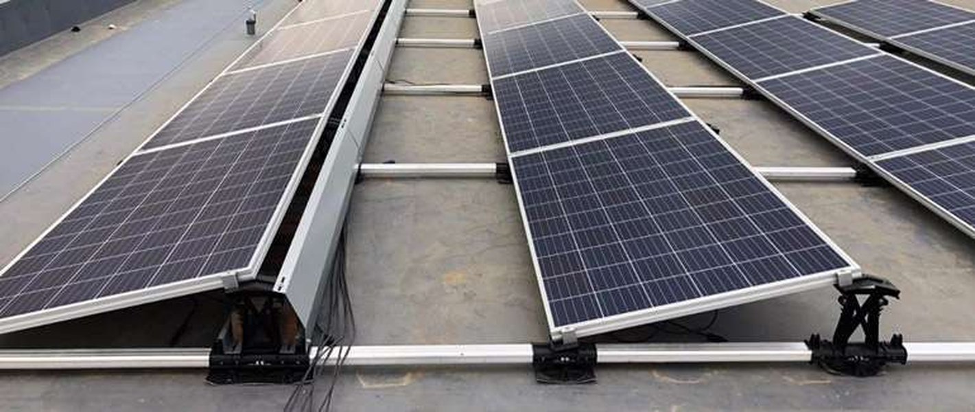 Panneaux solaires sur toit plat