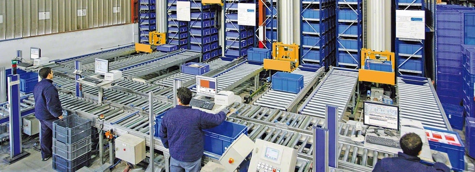 Trabajadores en un almacén automatizado