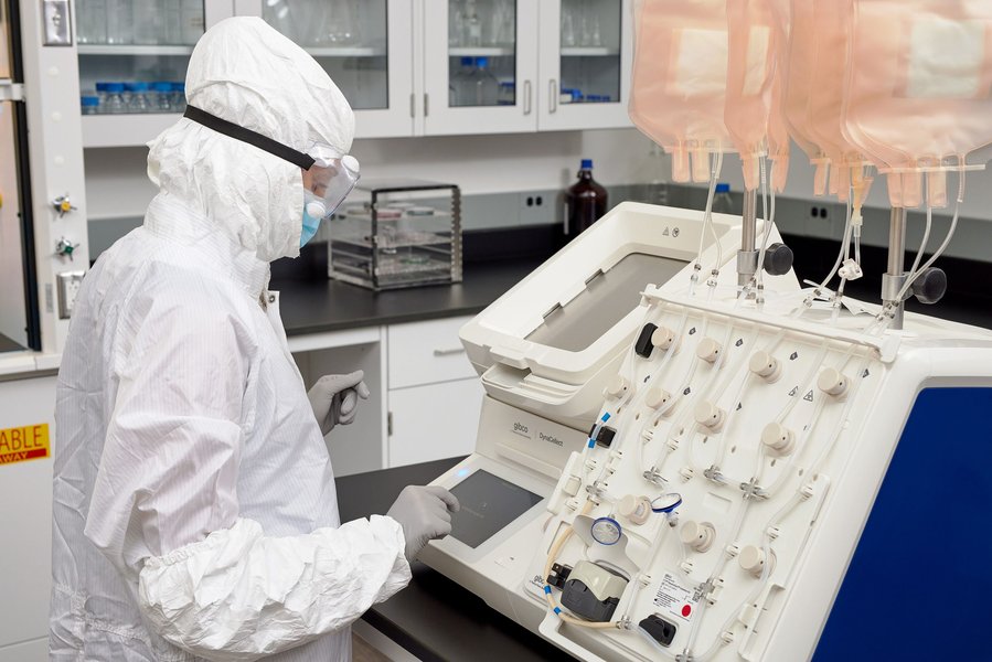 Automated cell therapy manufacturing equipment