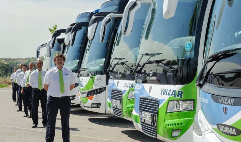Imagen de un conductor de autobús sonriendo.