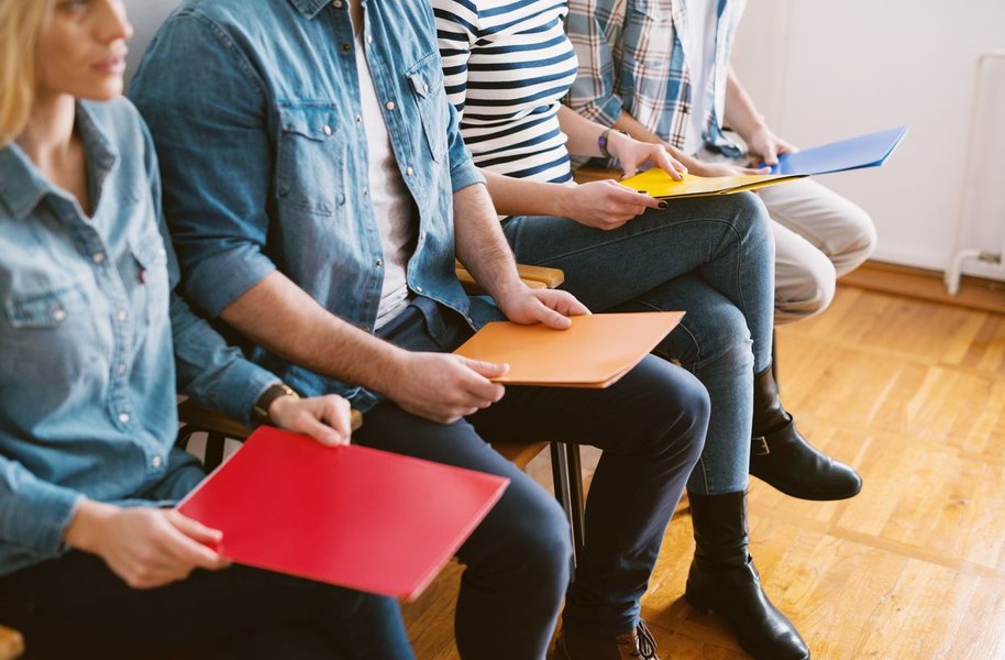 Logo France Travail avec une personne en réflexion