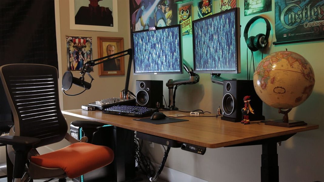 Organized desk study space