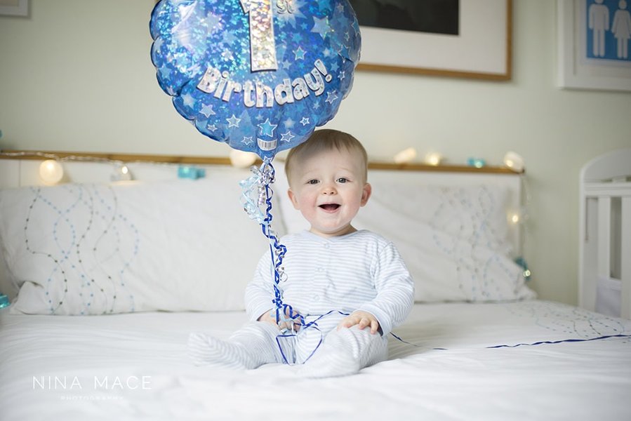 child-asleep-bed-balloon-string-643b25ld