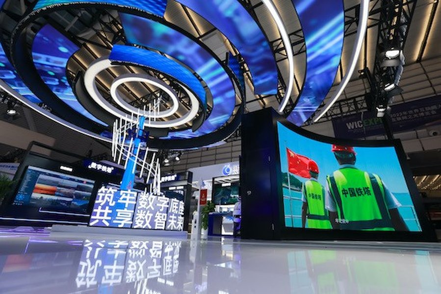 中国铁塔展示的数字底座与数智未来概念图