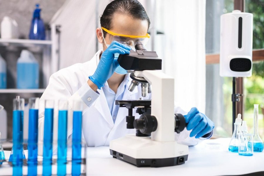 Científico analizando una muestra en laboratorio