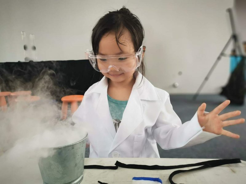 Niños realizando un experimento científico