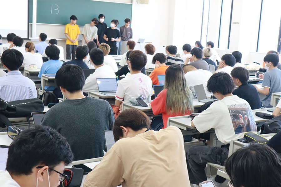 学生たちがプロジェクトに取り組んでいる様子