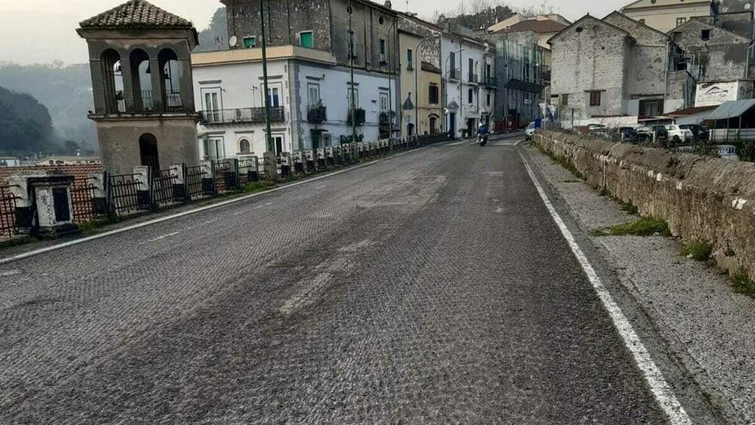 Lavori di messa in sicurezza su un versante franato