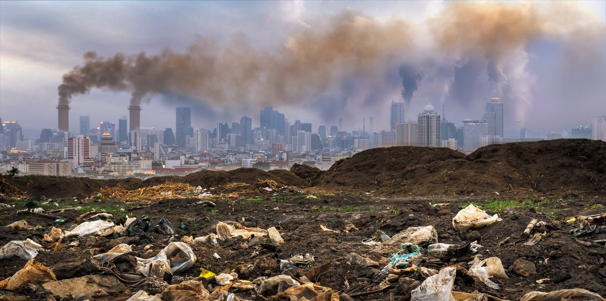 City skyline with air pollution, highlighting urban contributions to and vulnerabilities from climate change.