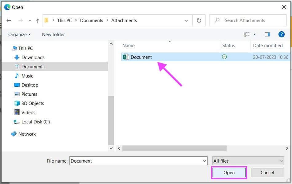 Seleccionando un archivo para adjuntar en una plataforma de gestión