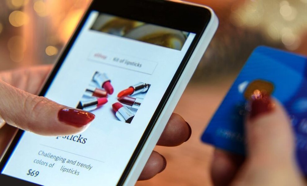 Mujer usando su celular para comprar en línea