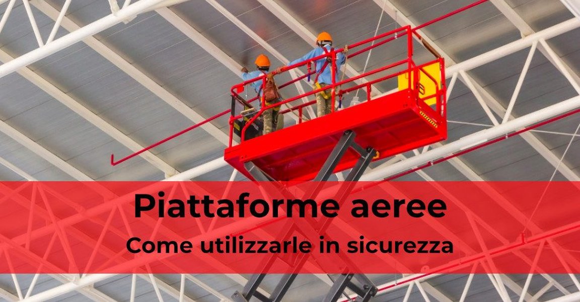Operatore su piattaforma aerea che lavora in sicurezza
