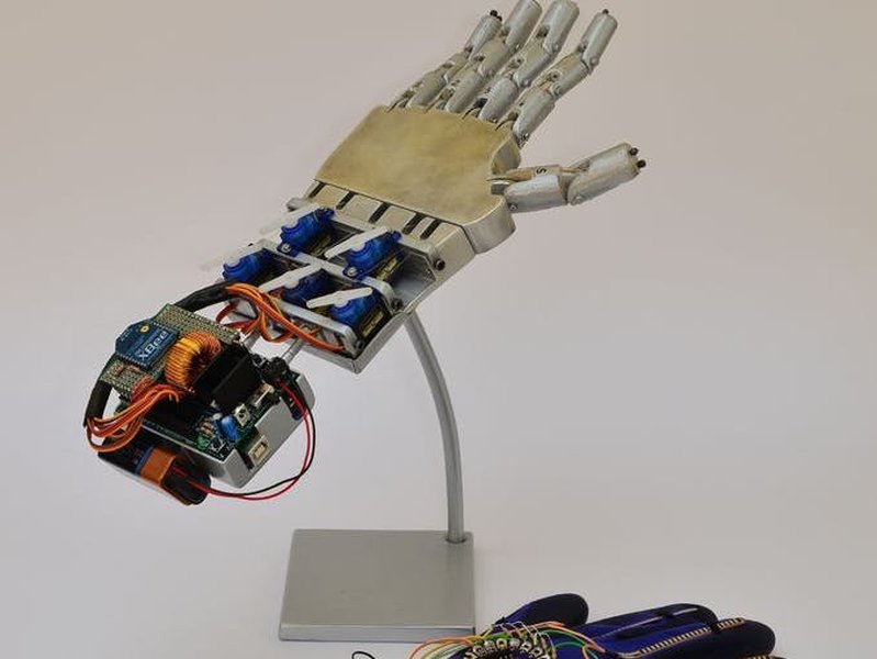 Mano robótica con estructura simplificada, ideal para prototipos. Mano robótica con estructura simplificada, ideal para prototipos.