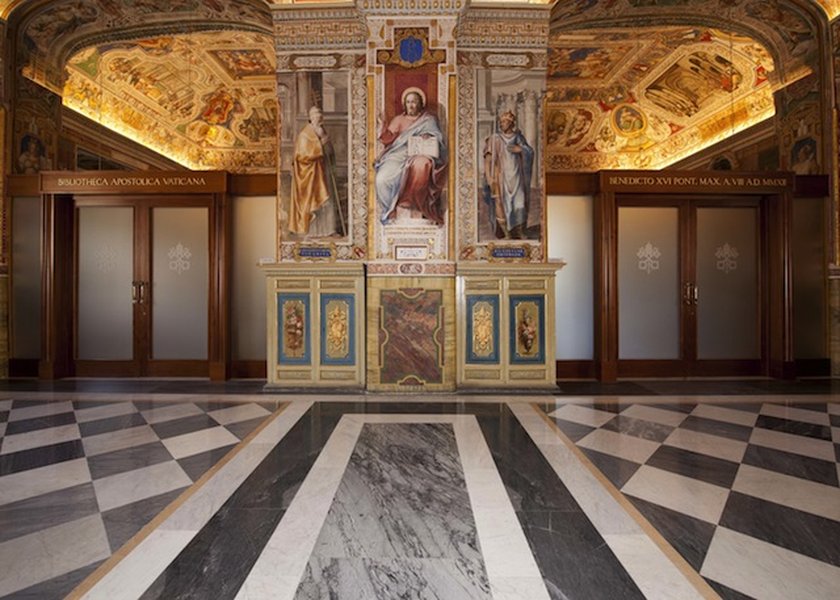 Vue intérieure de la Bibliothèque du Vatican montrant les étagères de livres
