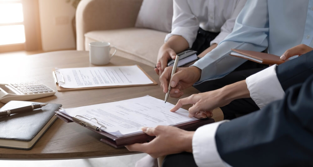 real estate contract signing meeting