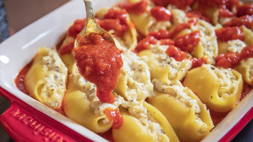 cooking-delicious-stuffed-shells-n5kkhaei