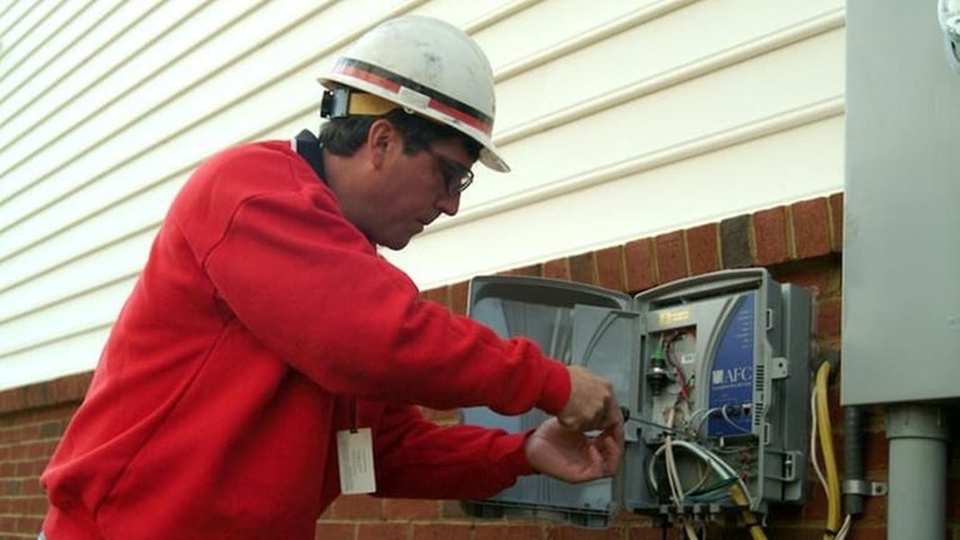 Hombre trabajando en un portátil con el logo de Verizon Fios visible