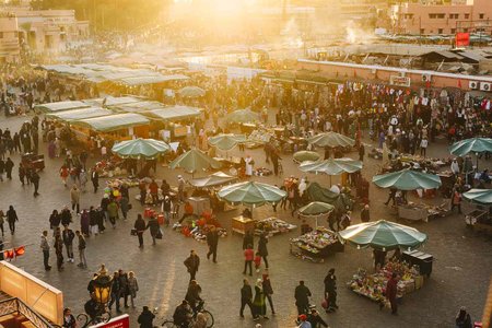 marketplace with many buyers and sellers