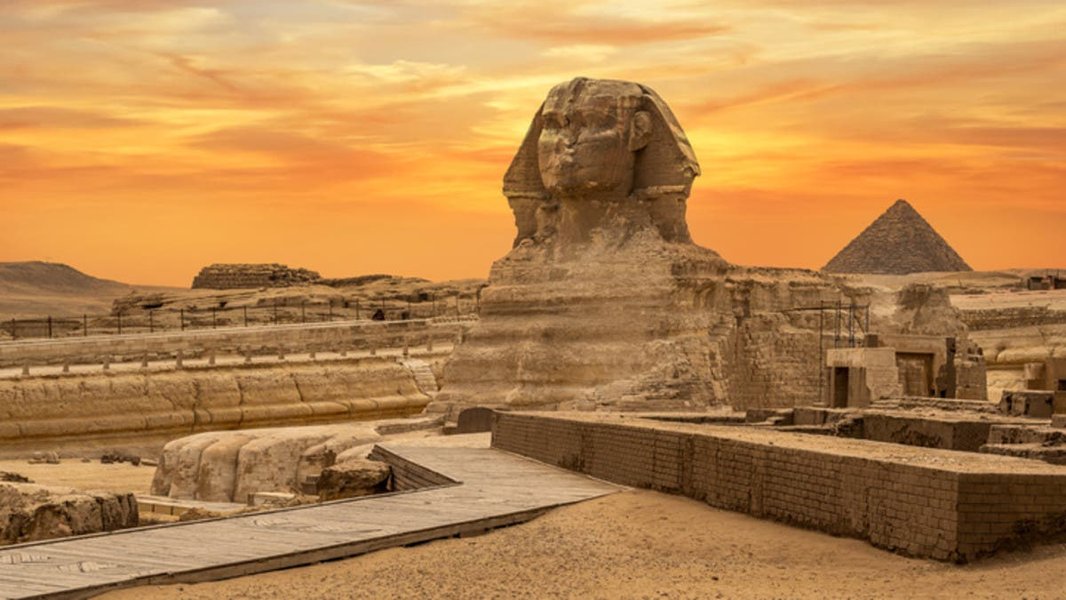 منظر بانورامي لأبو الهول والأهرامات