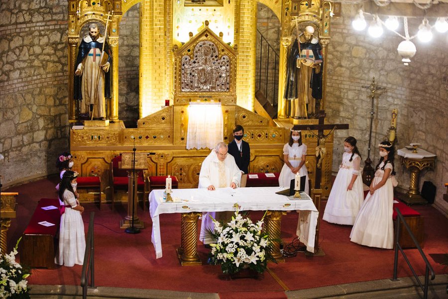Niño en su ceremonia de Primera Comunión