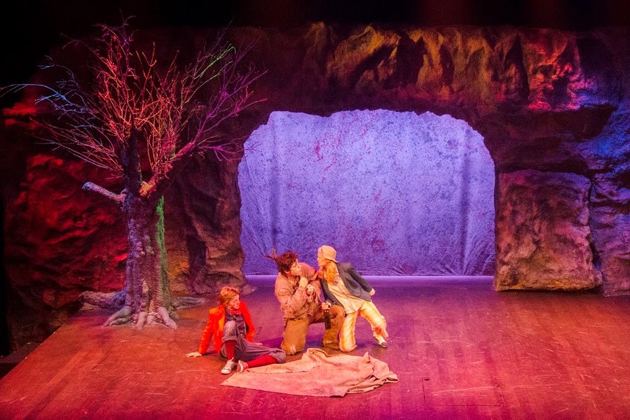 Escenografía teatral evocando la isla de 'La Tempestad'