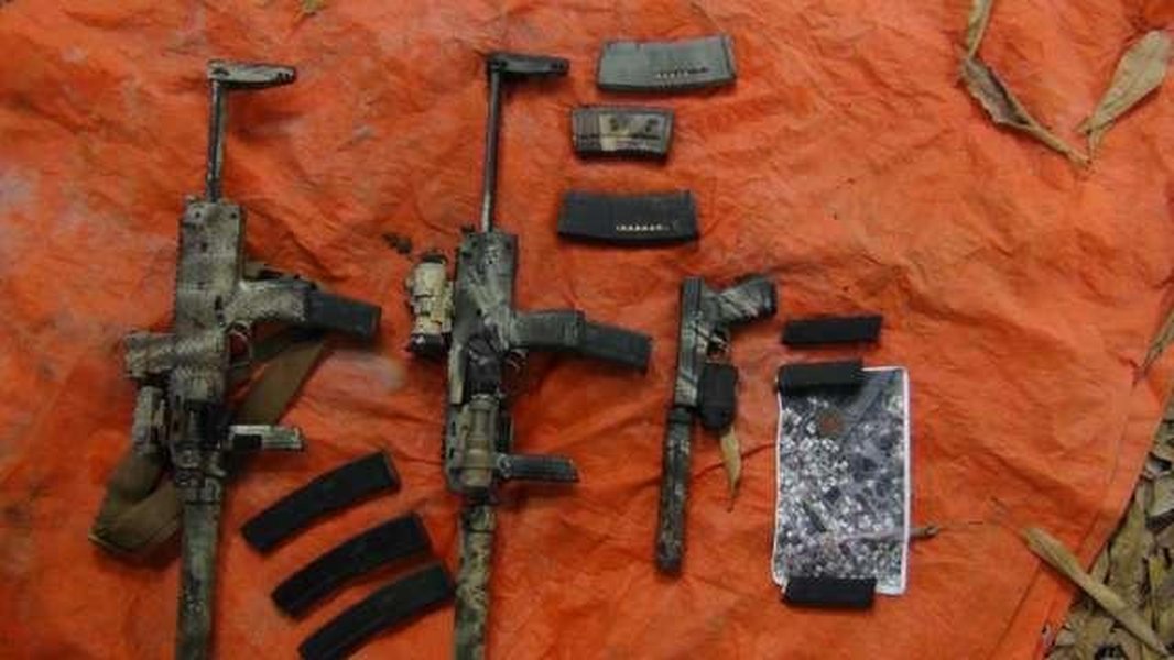 Armes et équipement attribués à un commando français capturé