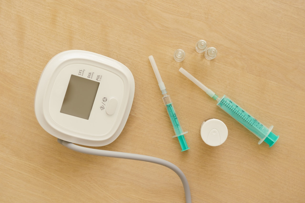 glucose meter and insulin pump on table