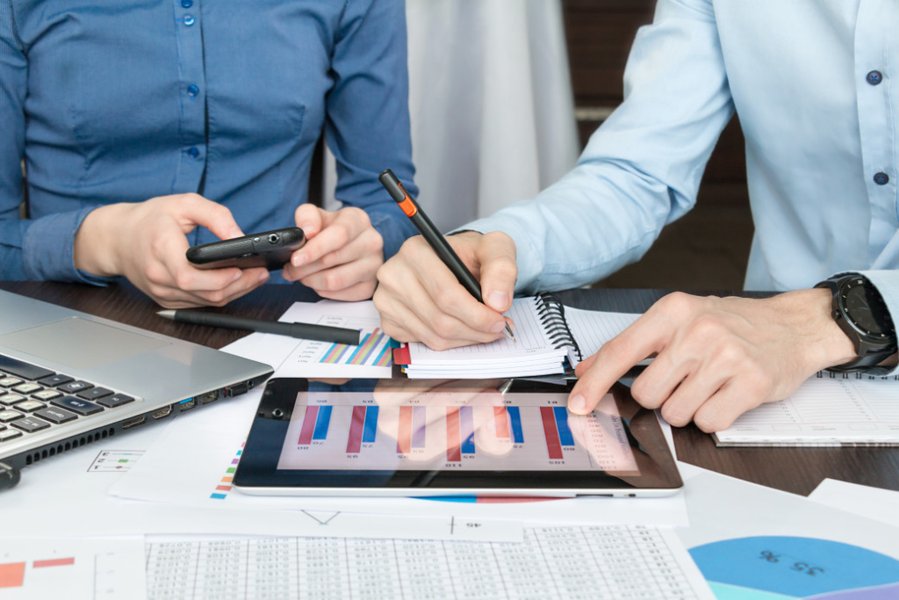 Professionnels en cabinet analysant des données sur écran