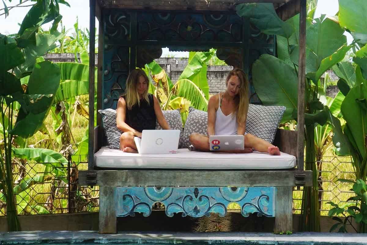 digital nomad entrepreneur outdoors office