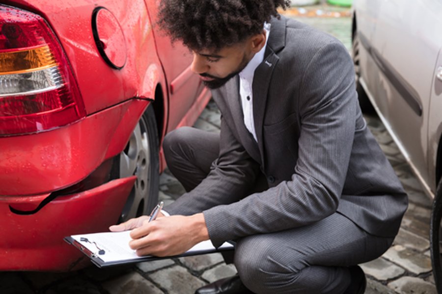 Illustration of an insurance adjuster discussing details with a client.