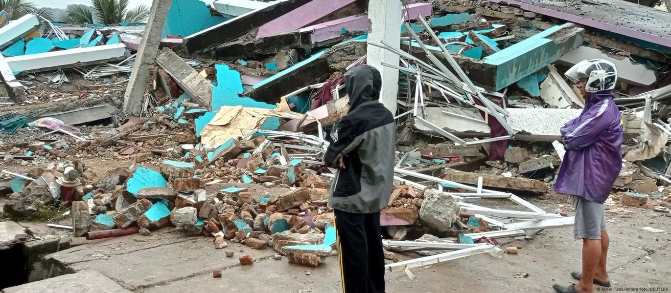 Tim penyelamat mencari korban gempa bumi di Indonesia