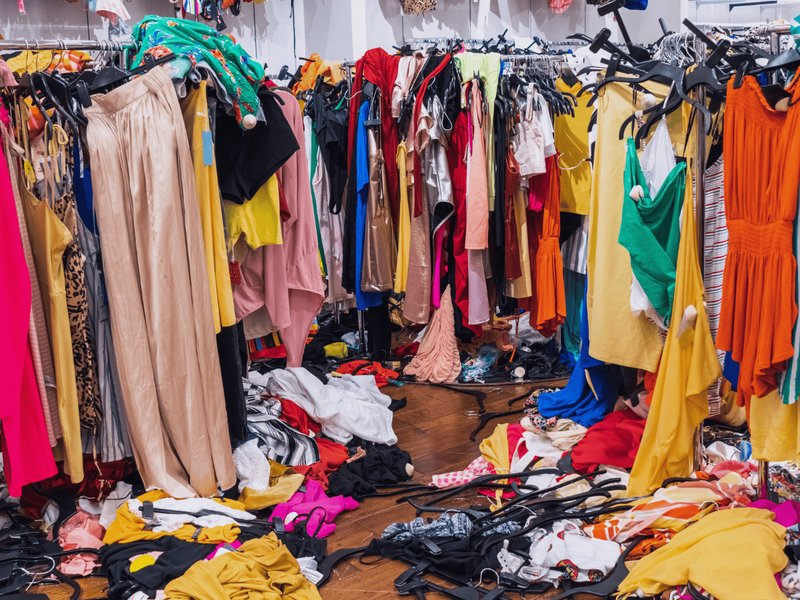 Graphique illustrant le cycle de vie court et le gaspillage des vêtements de fast fashion