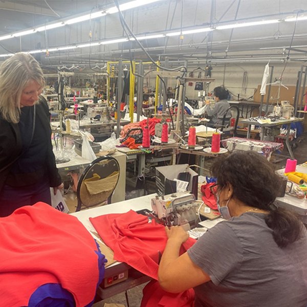 Travailleurs du textile dans une usine, opérant sur des machines à coudre