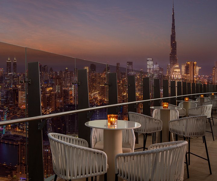 dubai skyline business meeting