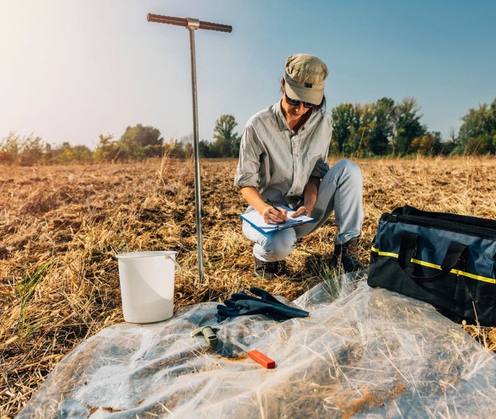 A depiction of a cityscape with a wind turbine and green areas, illustrating the concept of sustainable development and environmental assessment.