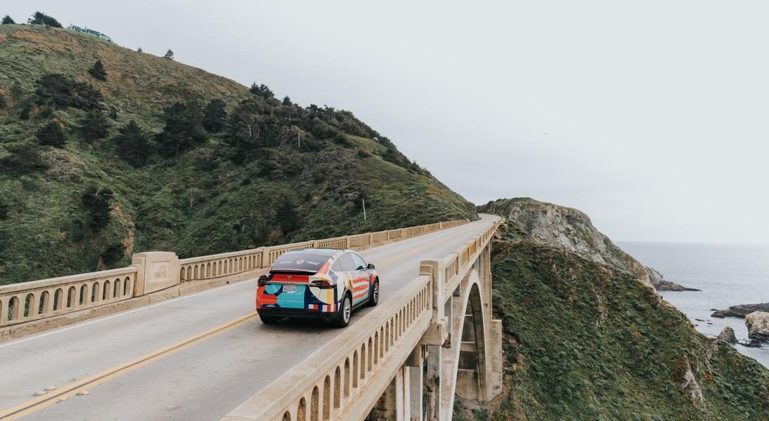 Coche en la Pacific Coast Highway al atardecer