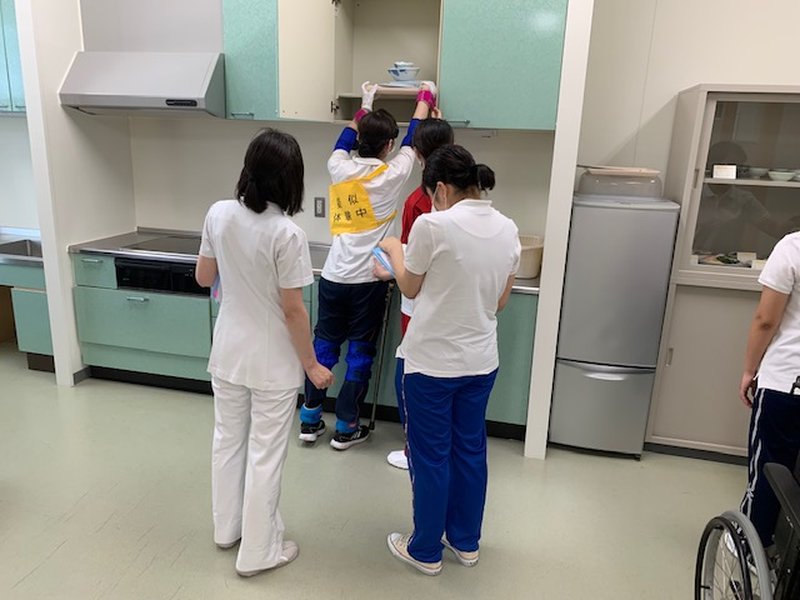 看護学生が高齢者と関わる様子