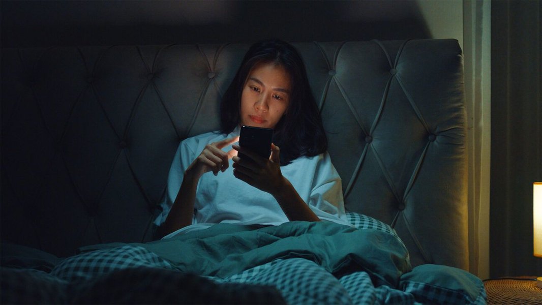 electronics-sleep-mental-health-4ixgv0b4
