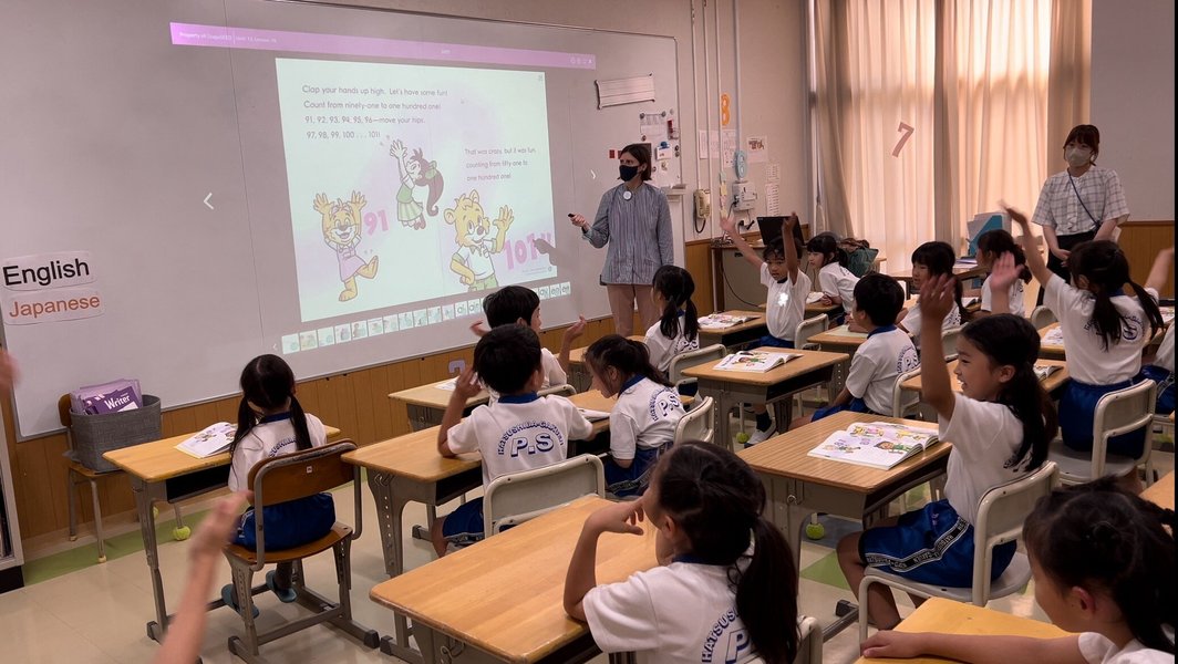 小学校の英語授業で楽しそうに学ぶ児童たち