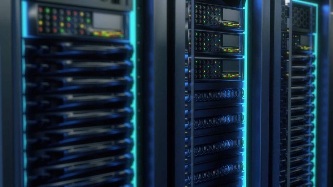 Symbolbild eines Serverraums mit Linux-Bezug