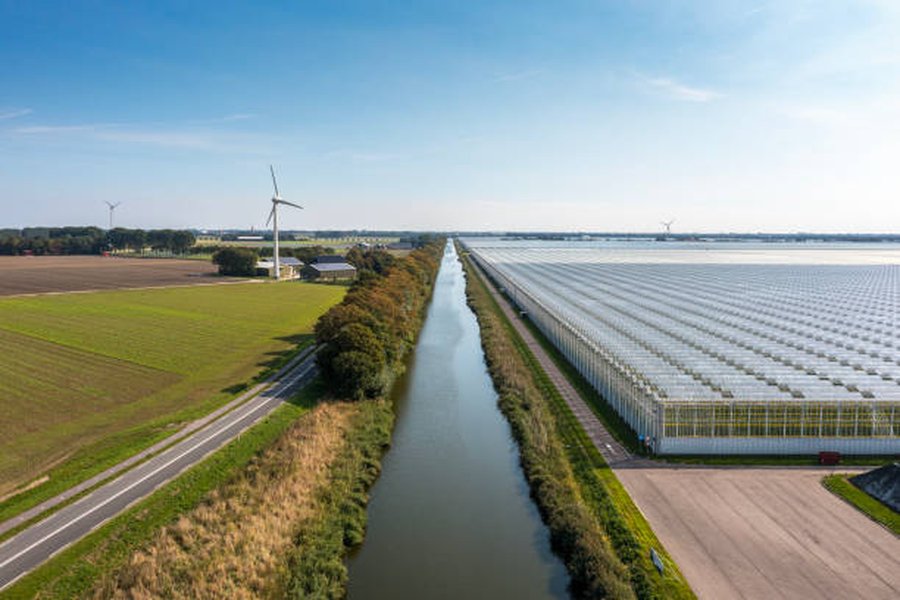 Vue aérienne d'une grande serre agricole