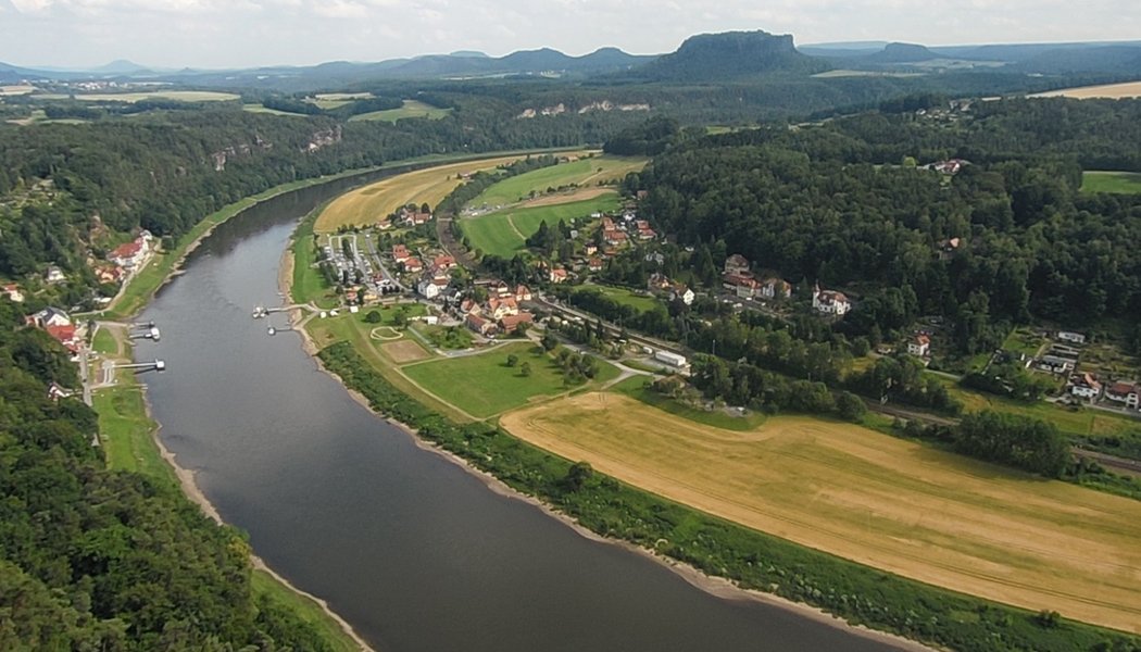 Aerial view of a complex river system with multiple channels and vegetated islands, illustrating the organization of a fluvial system.