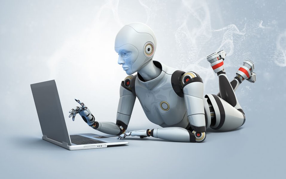 Ein Roboterarm arbeitet in einer modernen Industrieanlage und symbolisiert die Automatisierung durch KI in der Produktion.